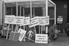 853639 Afbeelding van de protestborden tijdens een demonstratie voor betere arbeidsvoorwaarden door de F.N.V. te Utrecht.